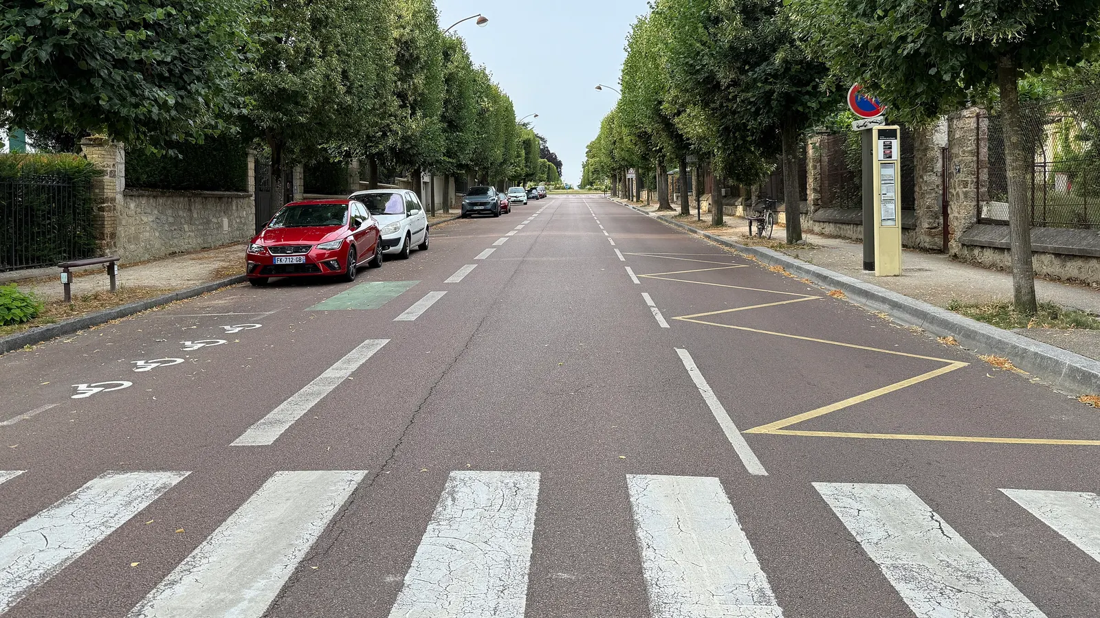 Boulevard Glatigny bordé d'arbres, quartier résidentiel de standing de Versailles