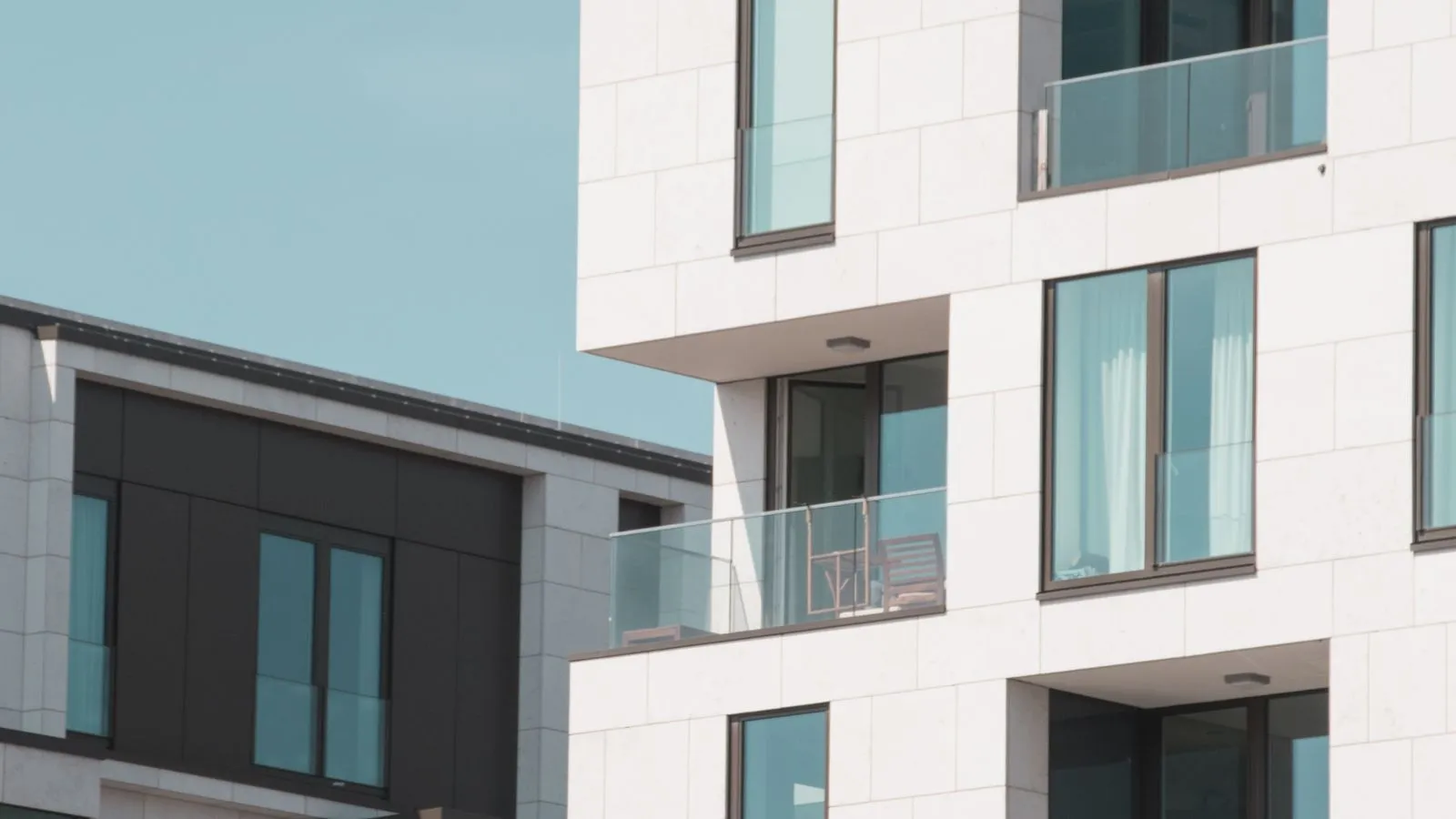 Façade d'un immeuble résidentiel contemporain à balcons, à l'image du futur écoquartier de Satory