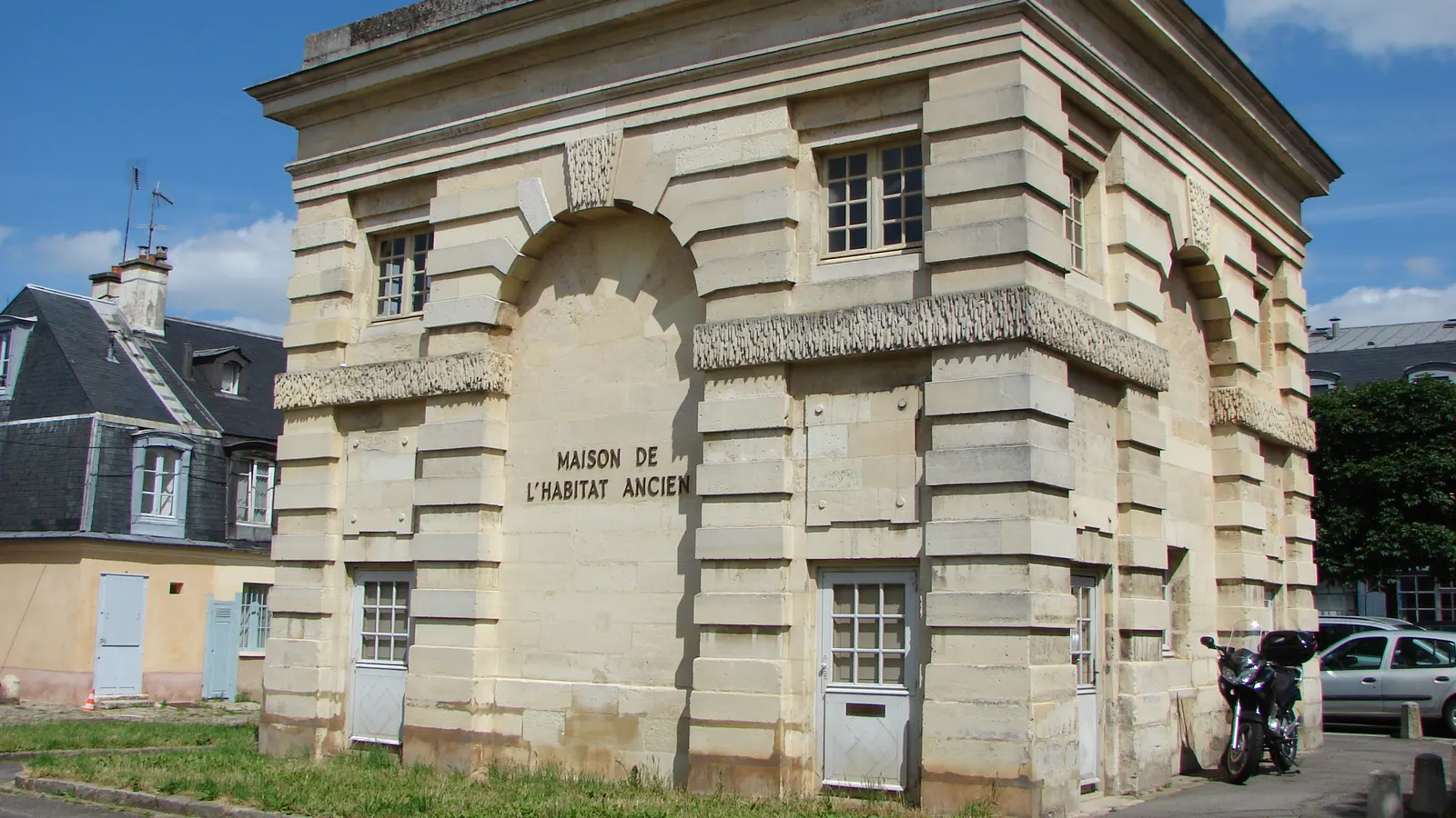 Bâtiment en pierre de l'habitat ancien et maison à toit mansardé à Versailles