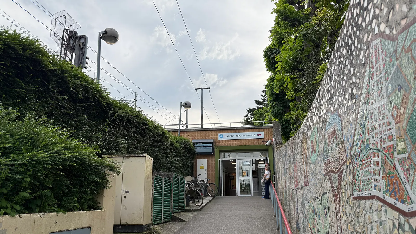 Accès de la gare de Porchefontaine et avenue du quartier, à Versailles